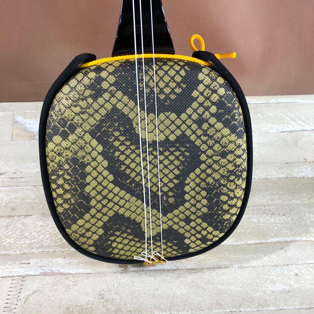 沖縄　蛇皮模様 三線 3弦と付属付き