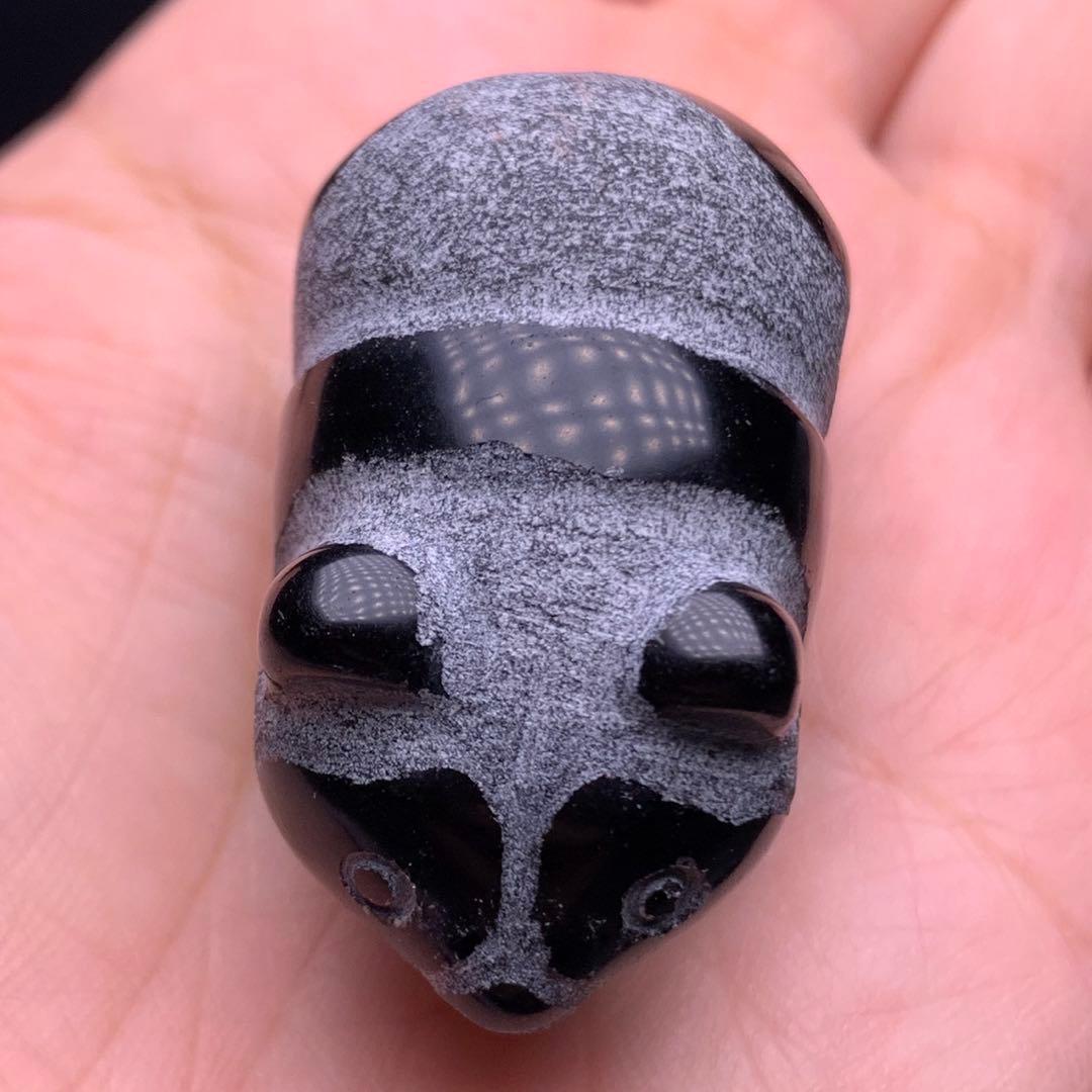 011551  天然黒曜石パンダ置き物、23.1＊39.3ミリ