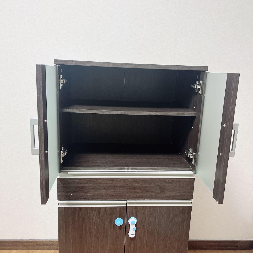 ダークブラウン 食器棚 ガラス扉付き