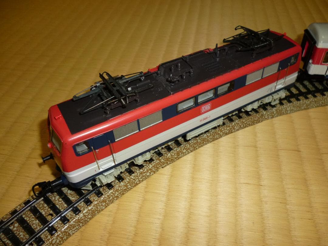 メルクリンHOゲージのアナログ電気機関車と客車4両のセット - メルカリ