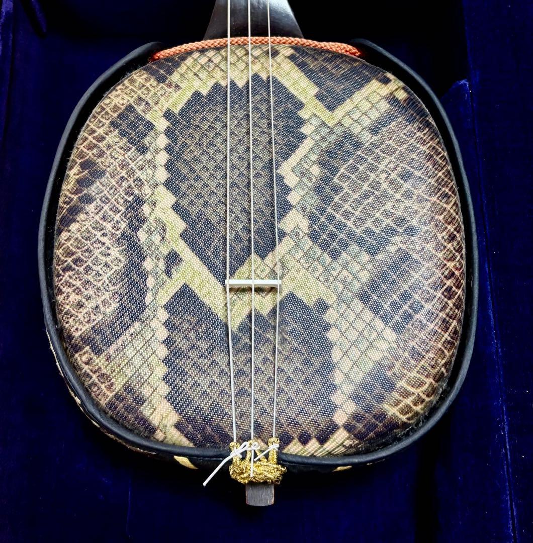 沖縄三線 人口皮 蝶のデザイン ハードケース付