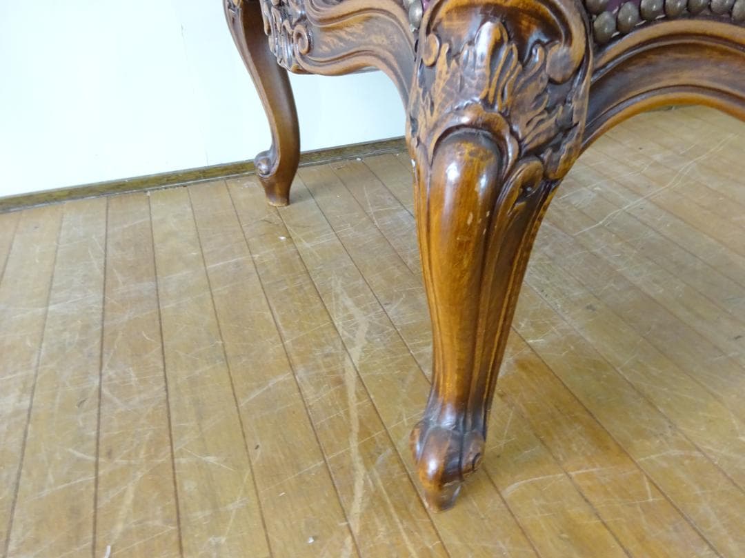 イタリアクラシック家具　高級　本革張り　猫脚　鋲打　彫刻　オットマン　スツール