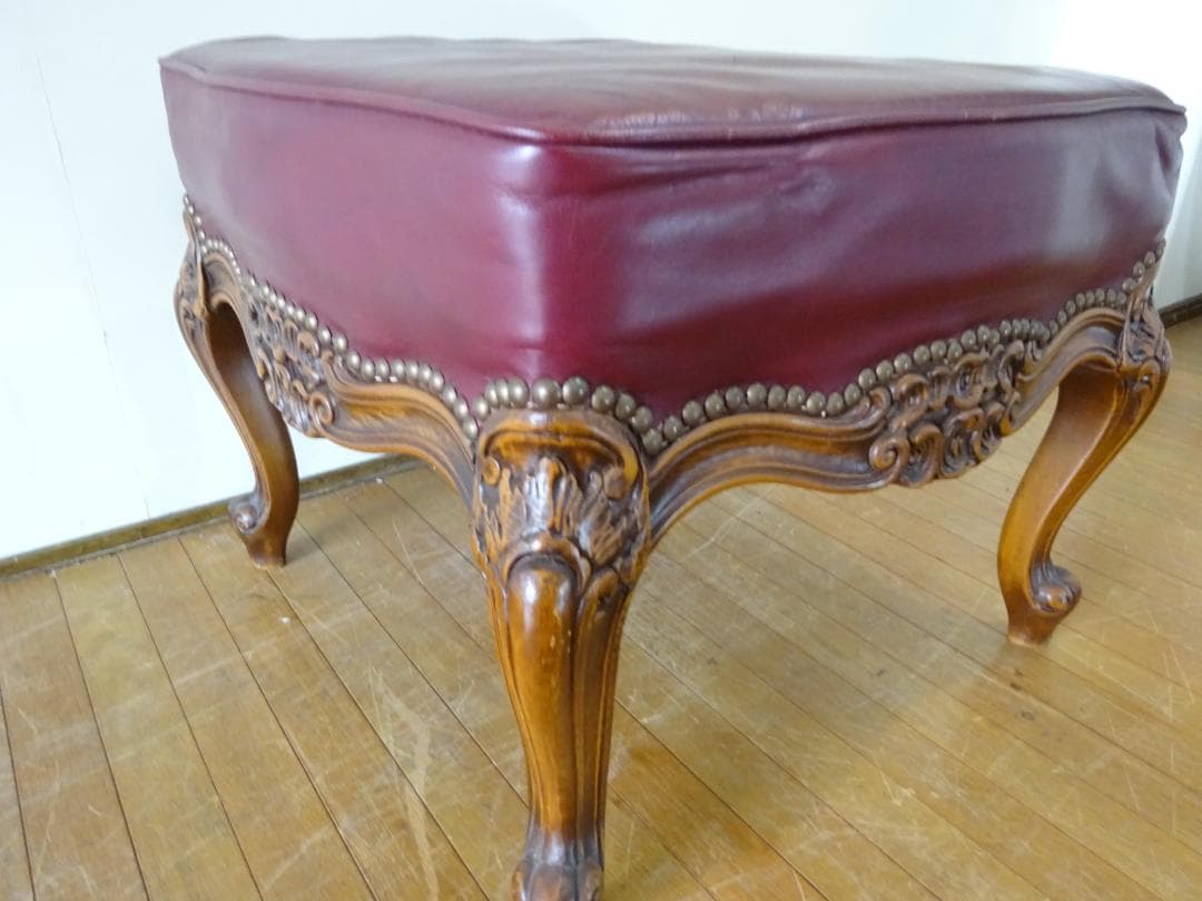 イタリアクラシック家具　高級　本革張り　猫脚　鋲打　彫刻　オットマン　スツール