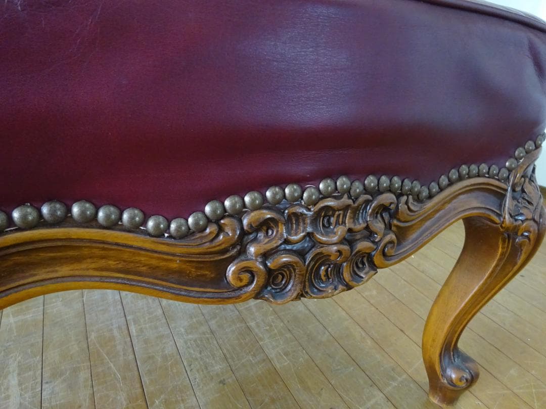 イタリアクラシック家具　高級　本革張り　猫脚　鋲打　彫刻　オットマン　スツール