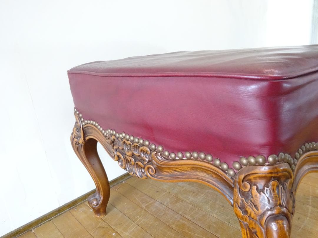 イタリアクラシック家具　高級　本革張り　猫脚　鋲打　彫刻　オットマン　スツール