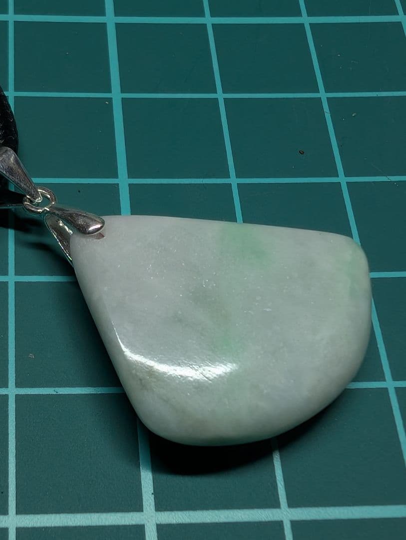 小滝　翡翠　糸魚川　ペンダント　白地が綺麗　緑