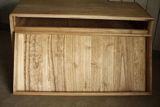 古い木製の引き出し3段　チェスト　桐箪笥　食器棚　シャツケース　収納棚　古家具