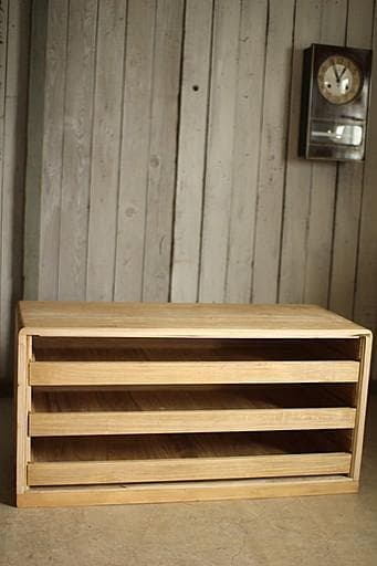 古い木製の引き出し3段　チェスト　桐箪笥　食器棚　シャツケース　収納棚　古家具