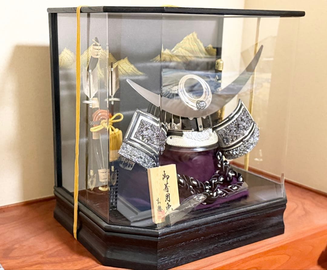 【未使用保管品・大型】吉徳 御着用兜飾り 六角アクリルケース入り