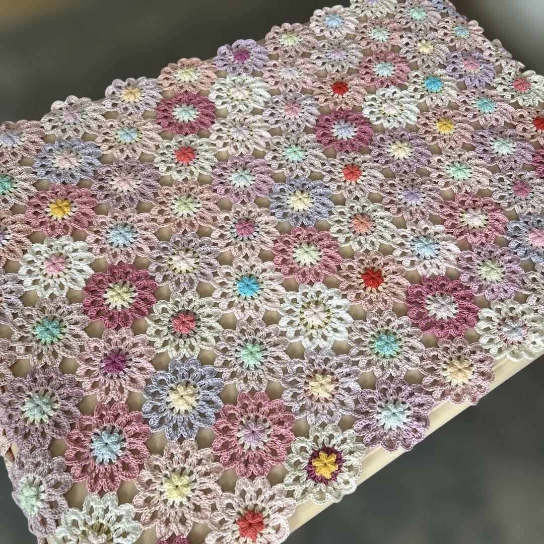 かぎ針編み お花のモチーフ編み　ブランケット　マルチカバー　手編み ピンク