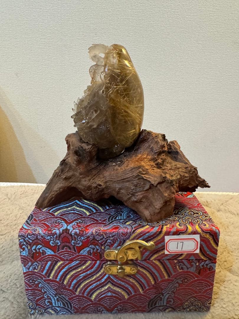 貴重　ルチルクォーツ龍の彫り物（台座付き）