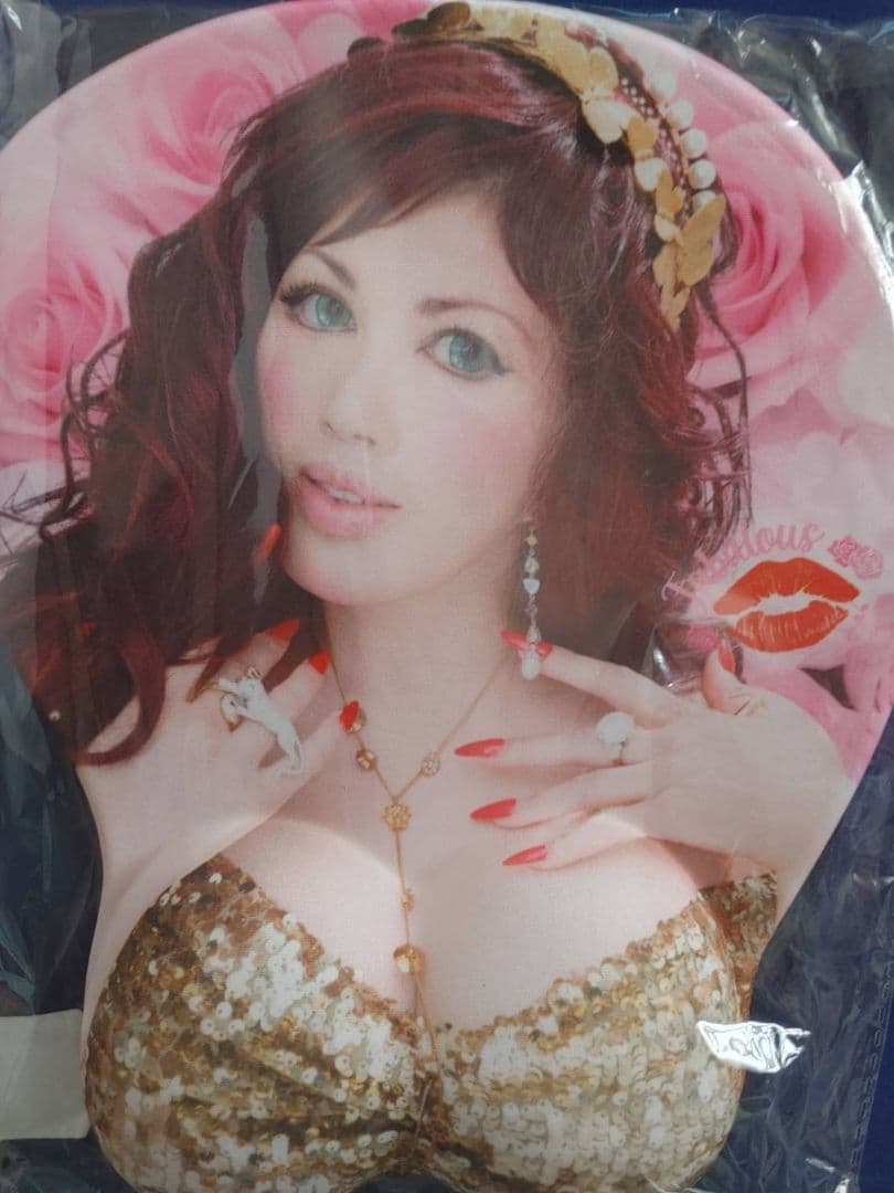 DMMオンクレファビュラスマウスパッド 叶姉妹 - メルカリ