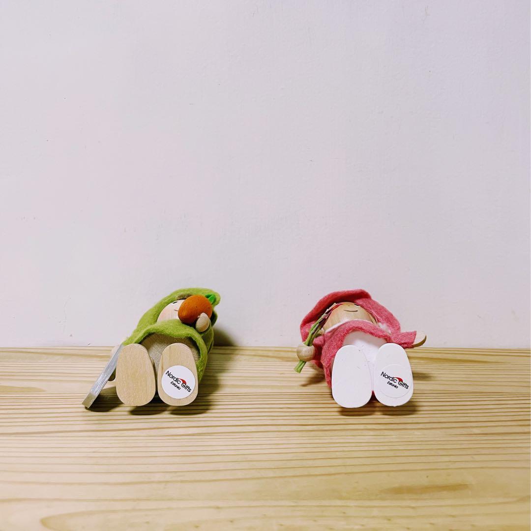 ノルディックギフト　人参とシャベルを持った男の子とお花を持った女の子