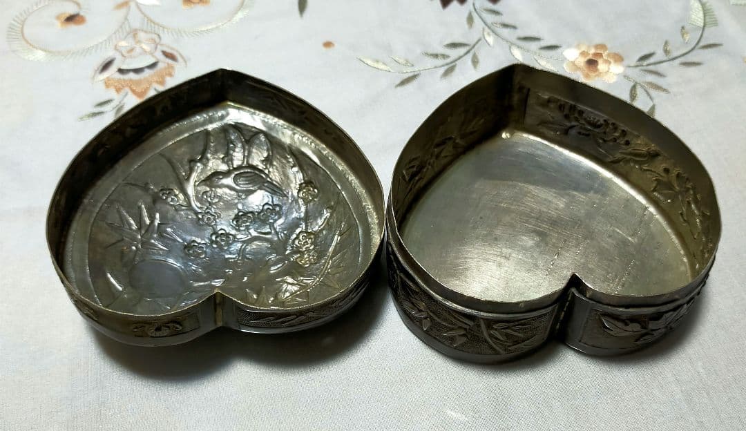セール✨アンティーク金属細工古銅　花、竹、鳥紋浮彫　ハート型香合　小物入れ手作り