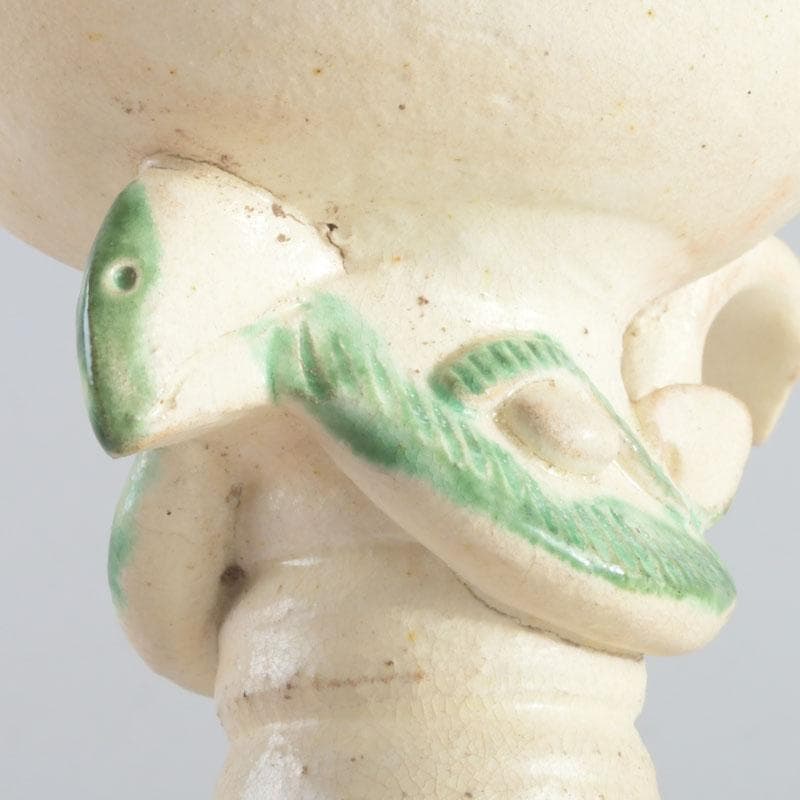 中国 遼白地緑彩刻花卉文 輪花口瓶 C 9243A - メルカリ