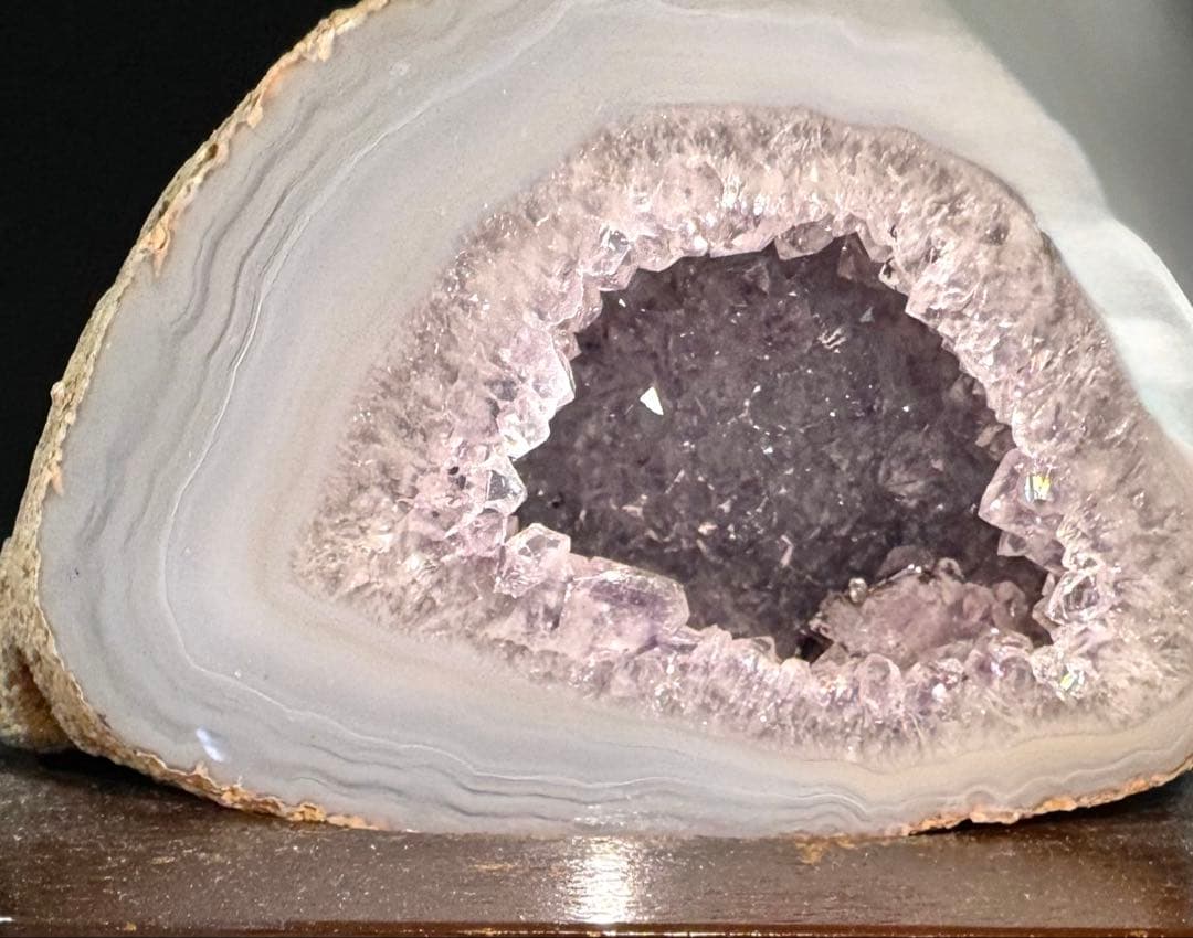 メノウの置物 木製台座付き　層状　結晶　アゲート