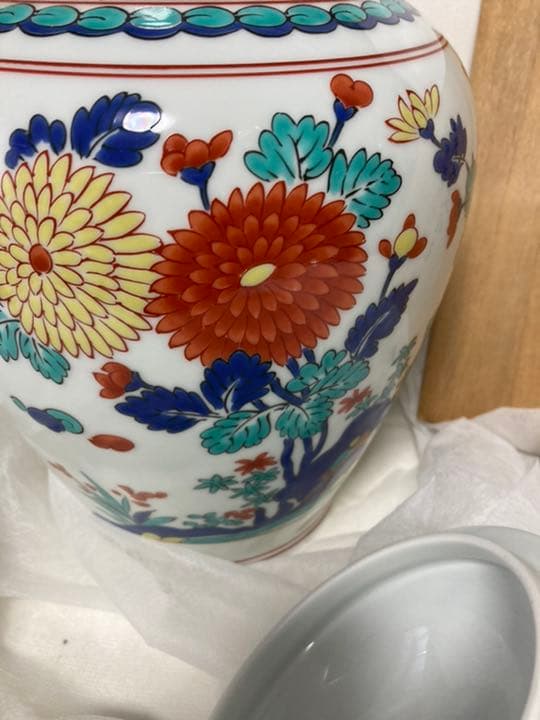 柿右衞門 岩菊文蓋付壺