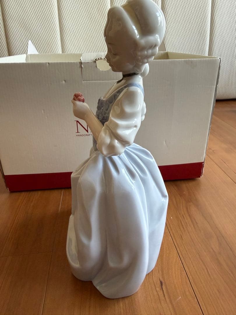 リヤドロ NAO ロココガール フラワー 人形　オブジェ 花を持つ少女