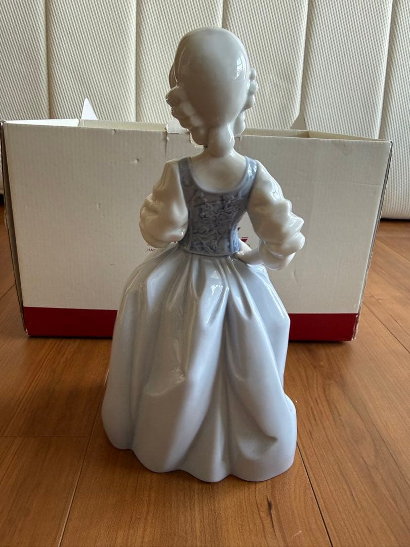 リヤドロ NAO ロココガール フラワー 人形　オブジェ 花を持つ少女