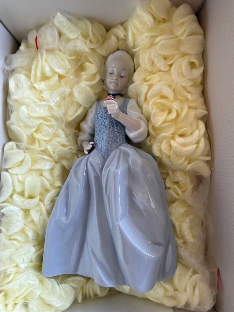 リヤドロ NAO ロココガール フラワー 人形　オブジェ 花を持つ少女