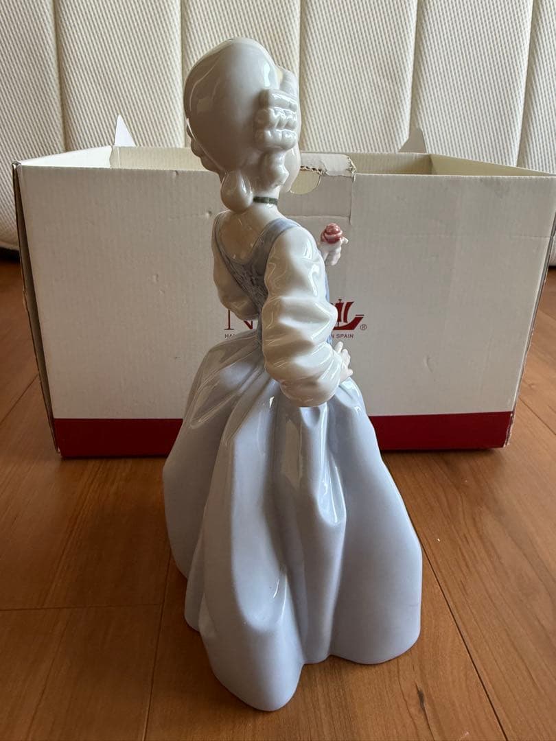 リヤドロ NAO ロココガール フラワー 人形　オブジェ 花を持つ少女