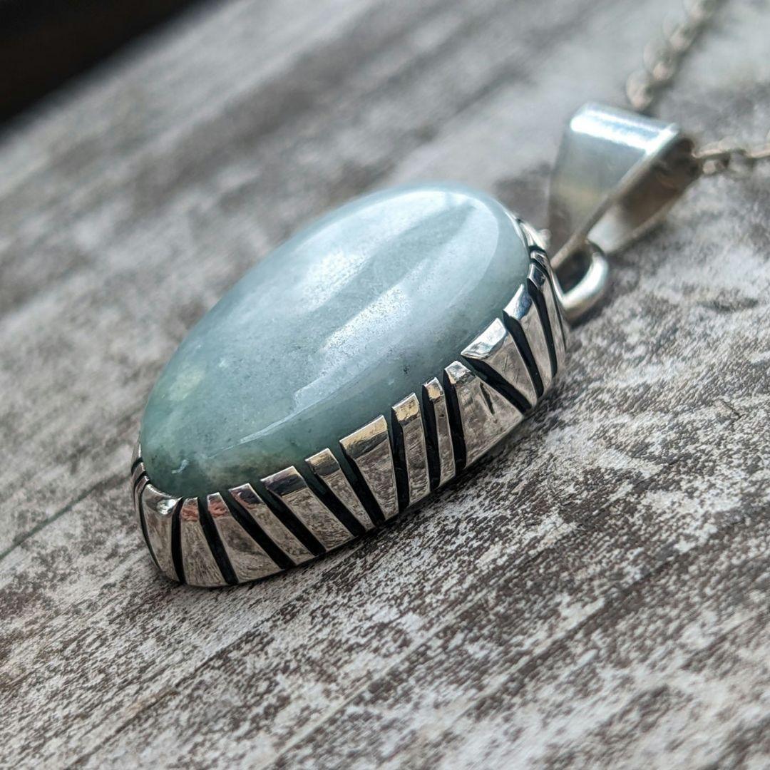 ハンドメイドの翡翠トップ