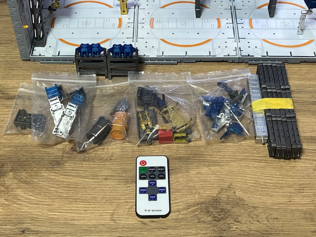 ガンダム システムベース 格納庫 基地　ホワイト　リモコン付き　ジオラマ作品