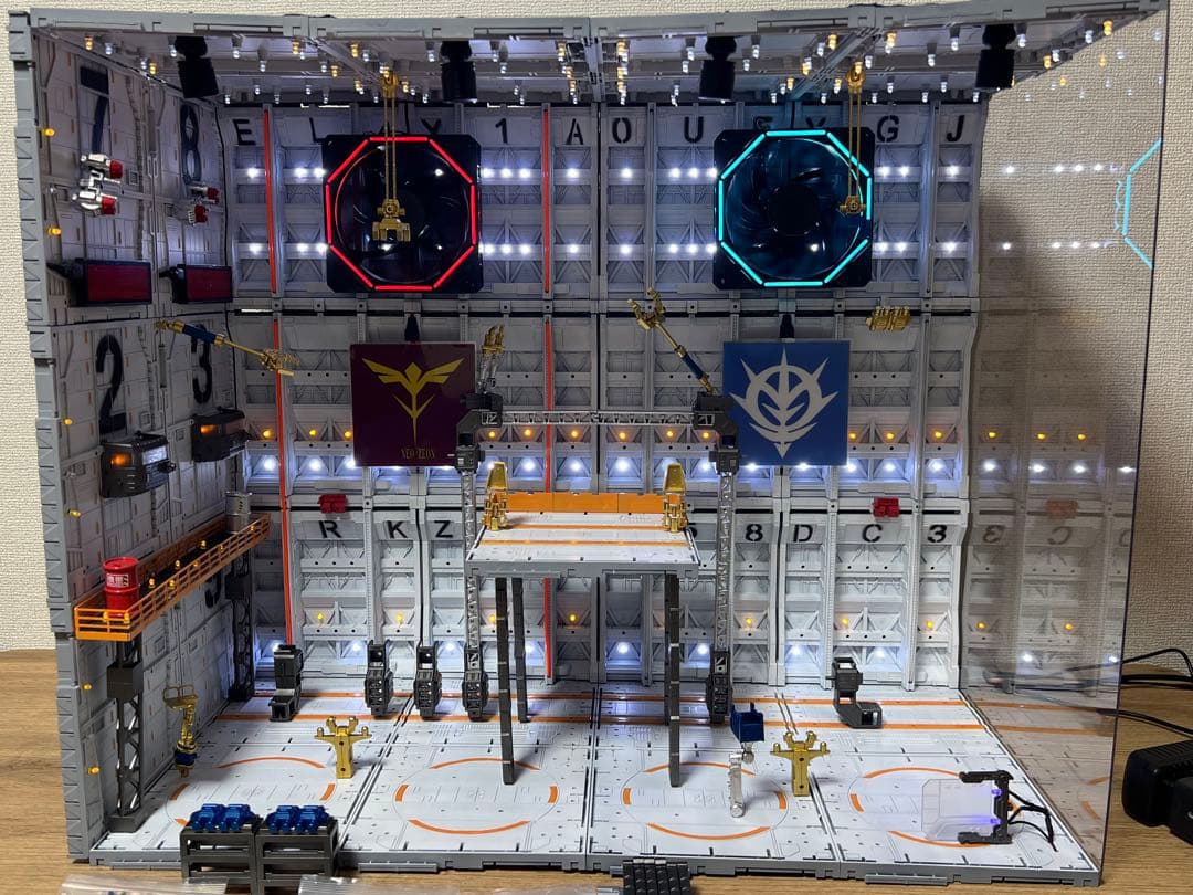 ガンダム システムベース 格納庫 基地　ホワイト　リモコン付き　ジオラマ作品