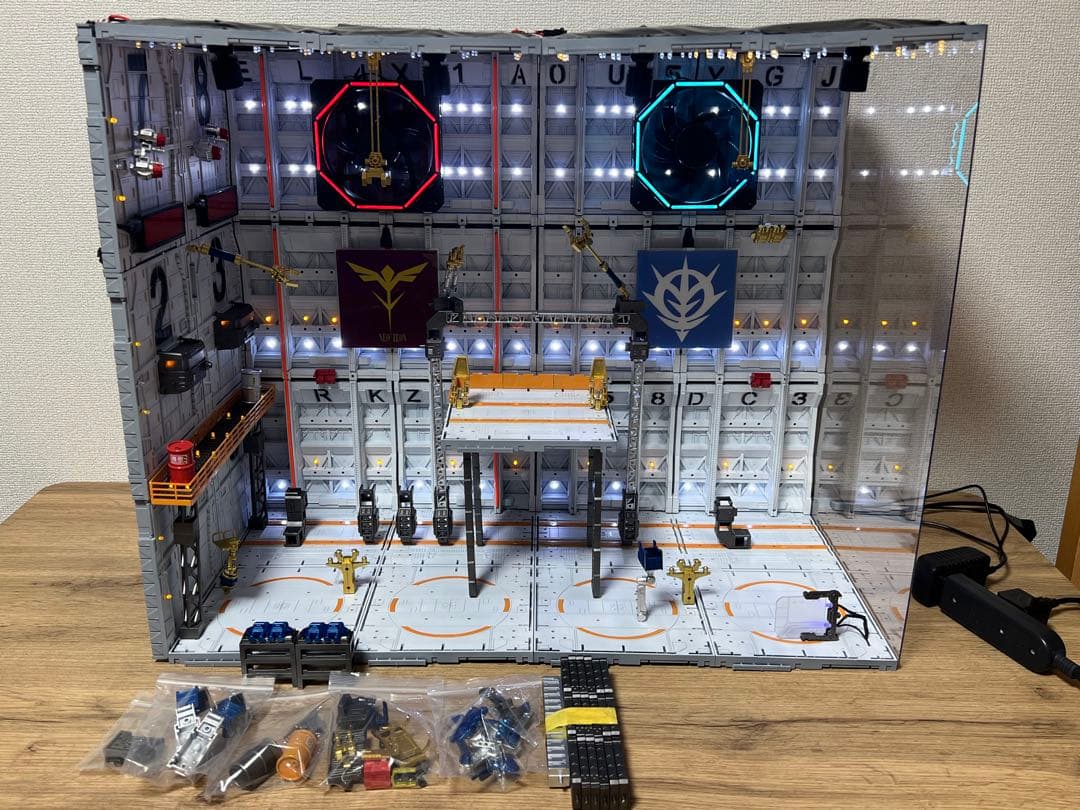 ガンダム システムベース 格納庫 基地　ホワイト　リモコン付き　ジオラマ作品