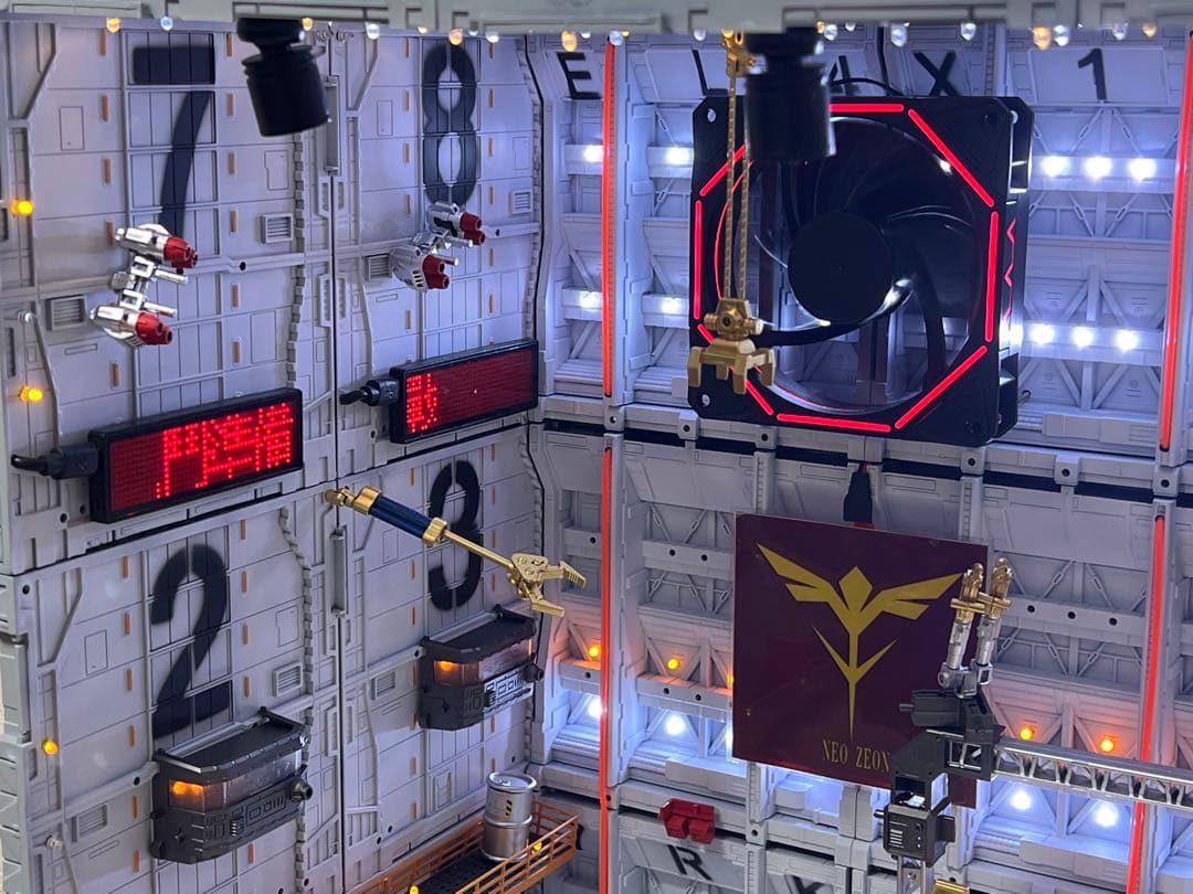 ガンダム システムベース 格納庫 基地　ホワイト　リモコン付き　ジオラマ作品