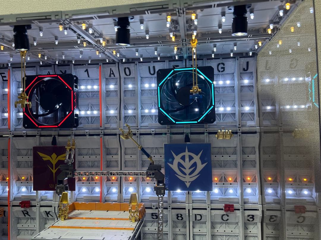 ガンダム システムベース 格納庫 基地　ホワイト　リモコン付き　ジオラマ作品