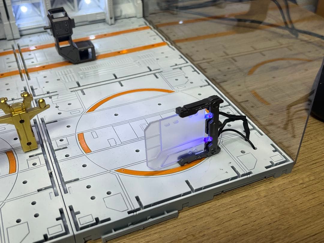 ガンダム システムベース 格納庫 基地　ホワイト　リモコン付き　ジオラマ作品