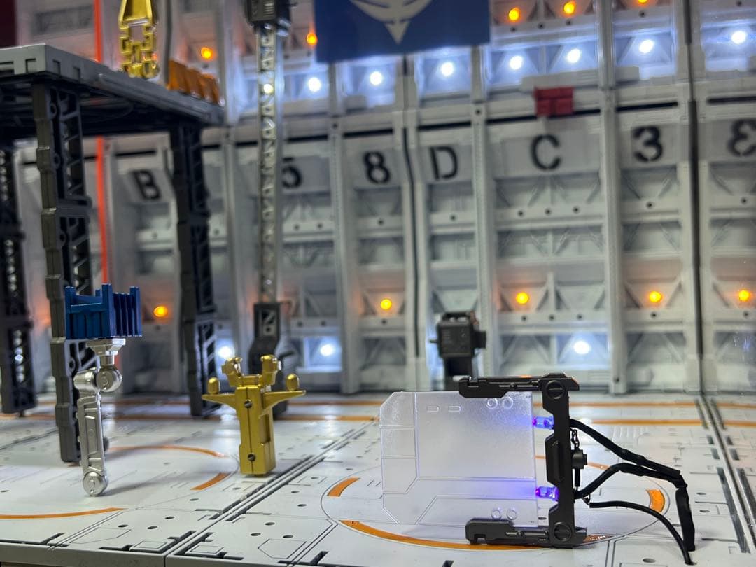 ガンダム システムベース 格納庫 基地　ホワイト　リモコン付き　ジオラマ作品