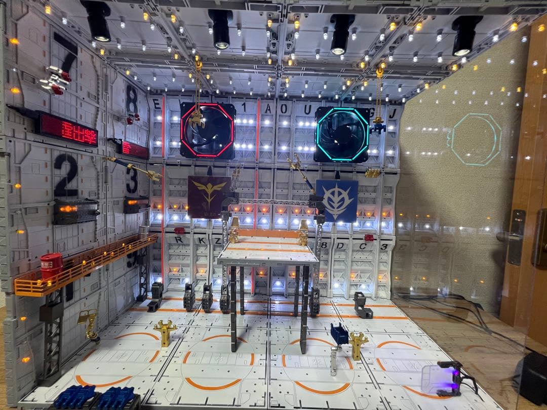 ガンダム システムベース 格納庫 基地　ホワイト　リモコン付き　ジオラマ作品