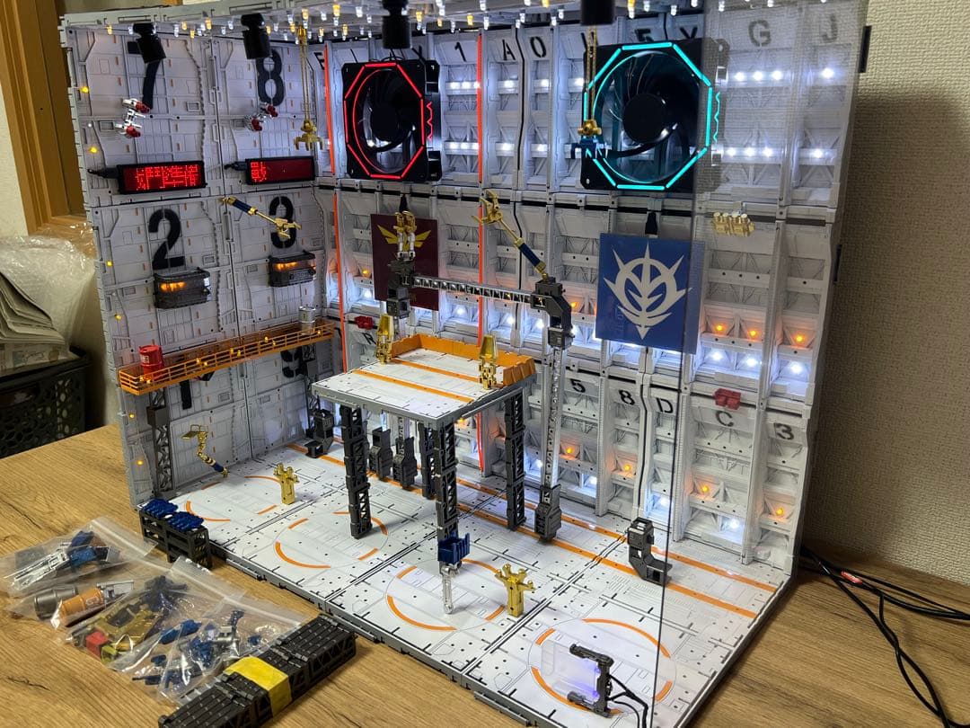 ガンダム システムベース 格納庫 基地　ホワイト　リモコン付き　ジオラマ作品