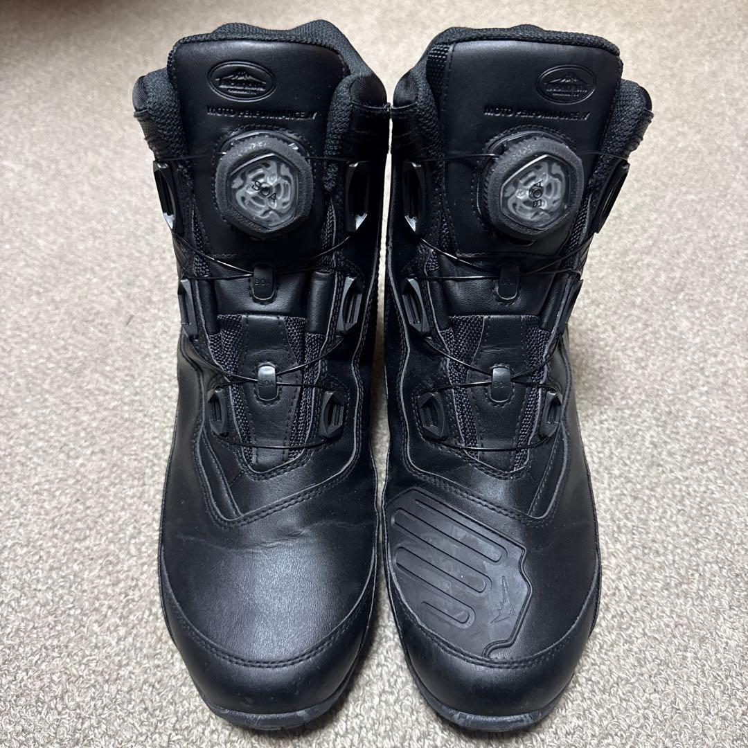 桜田通 黒トレーナーとトートバッグ