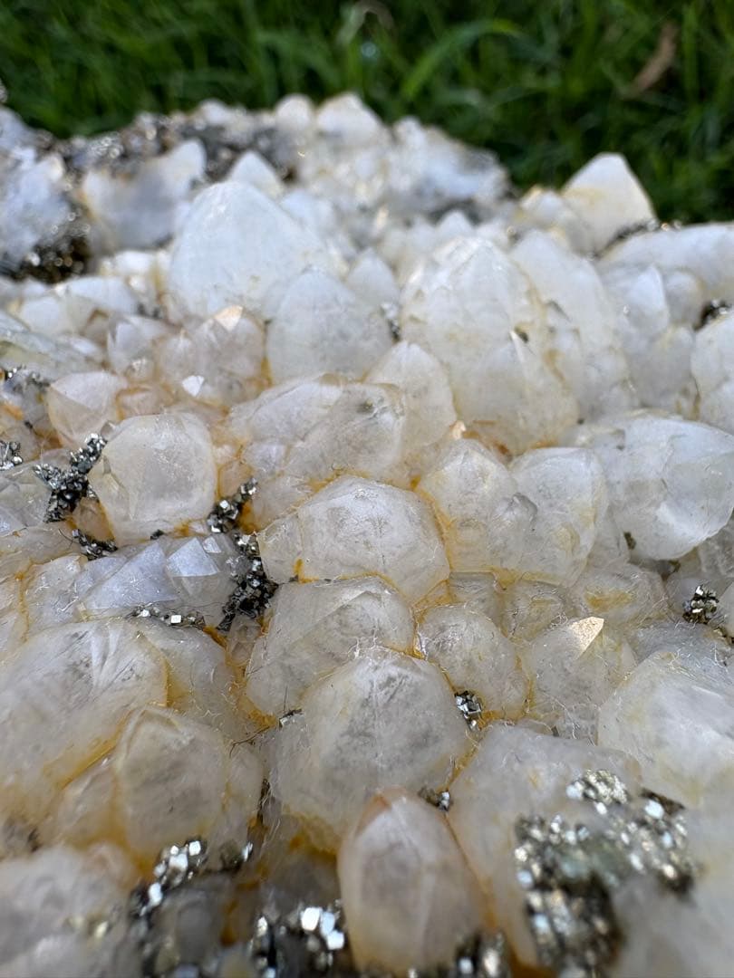 【匿名発送】4.5 kg ！ 国産水晶、パイライト共生クラスター