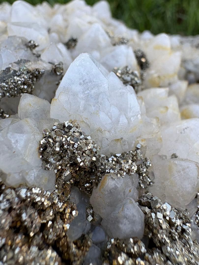 【匿名発送】4.5 kg ！ 国産水晶、パイライト共生クラスター