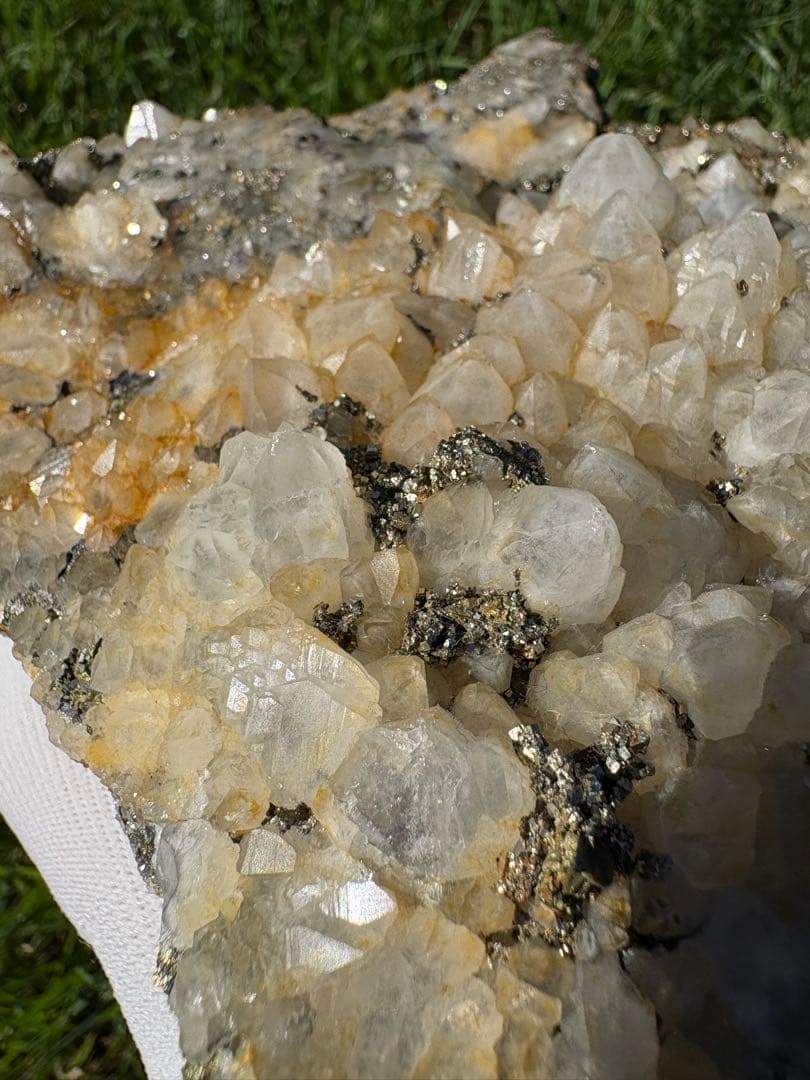 【匿名発送】4.5 kg ！ 国産水晶、パイライト共生クラスター