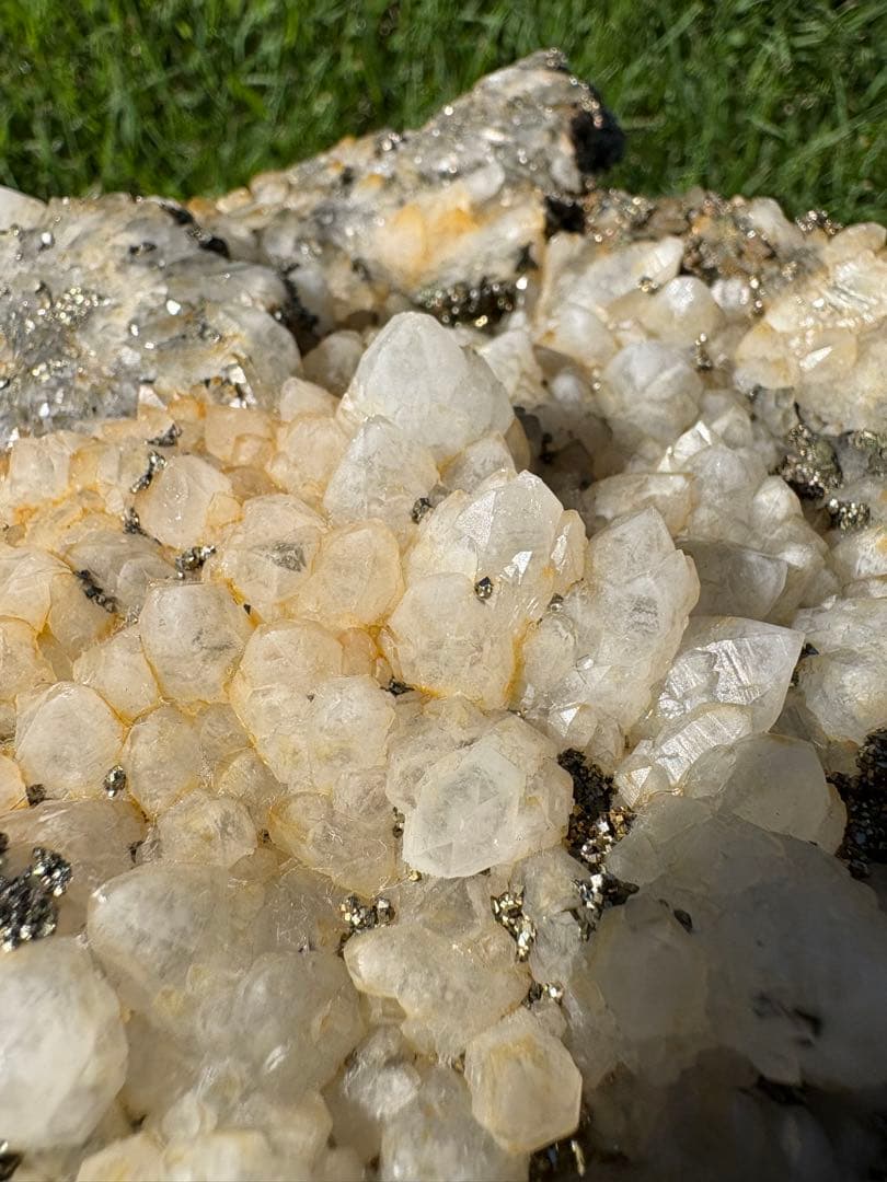 【匿名発送】4.5 kg ！ 国産水晶、パイライト共生クラスター