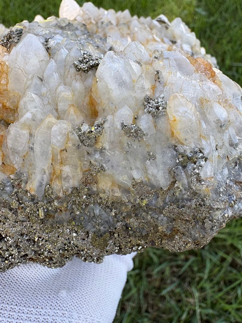 【匿名発送】4.5 kg ！ 国産水晶、パイライト共生クラスター