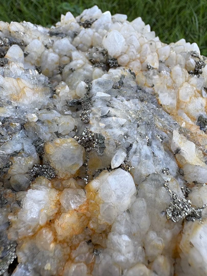 【匿名発送】4.5 kg ！ 国産水晶、パイライト共生クラスター