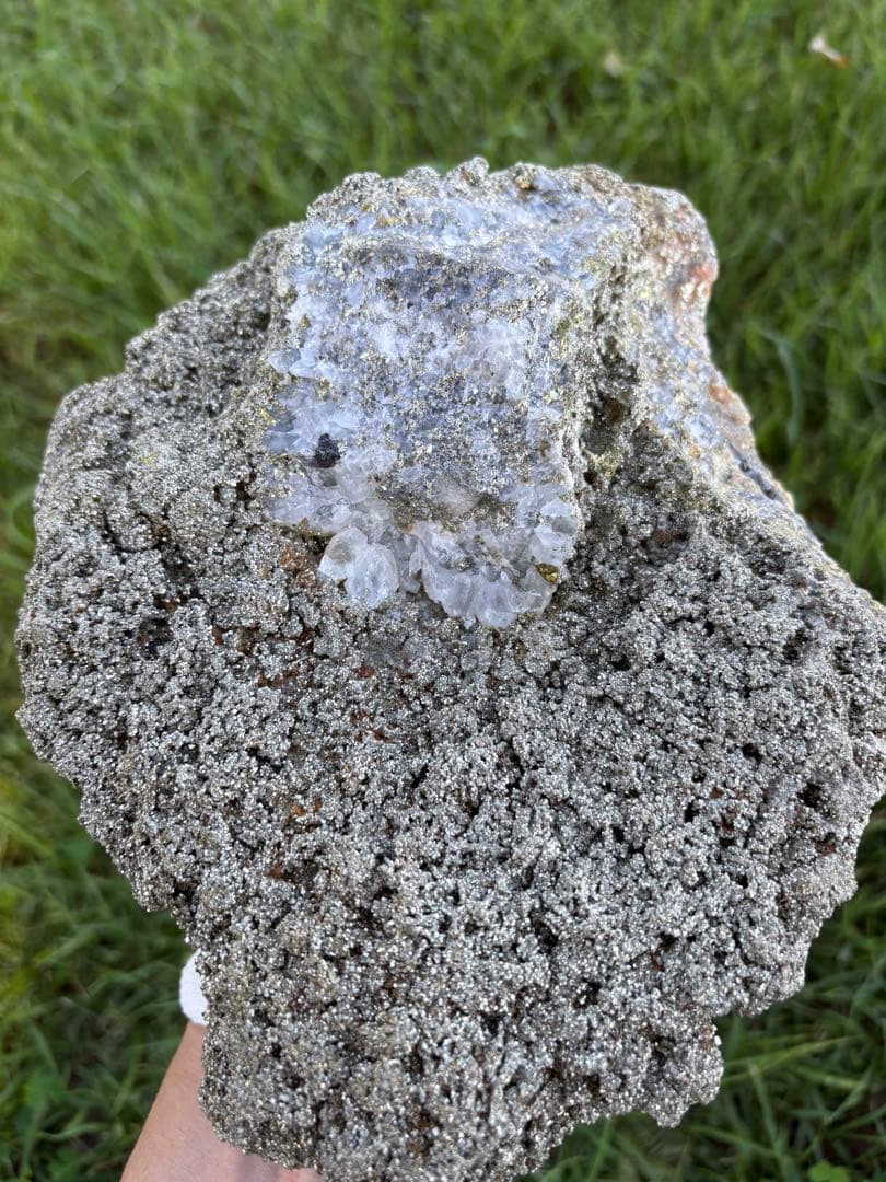 【匿名発送】4.5 kg ！ 国産水晶、パイライト共生クラスター