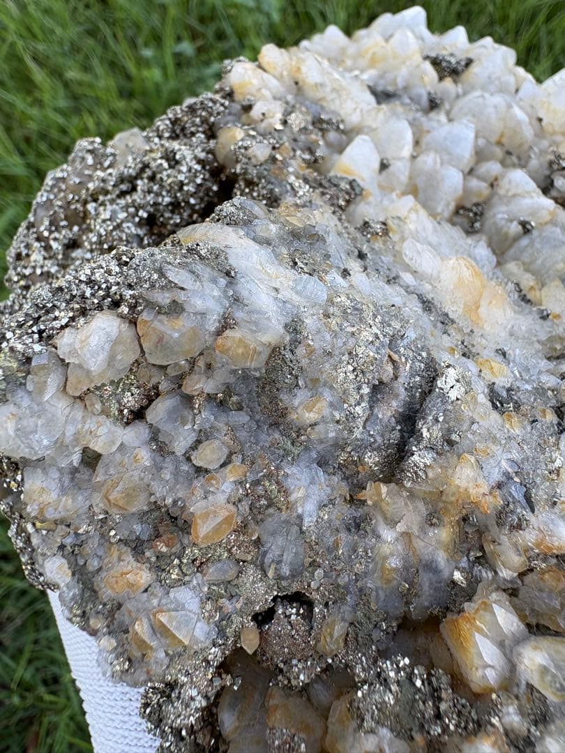 【匿名発送】4.5 kg ！ 国産水晶、パイライト共生クラスター