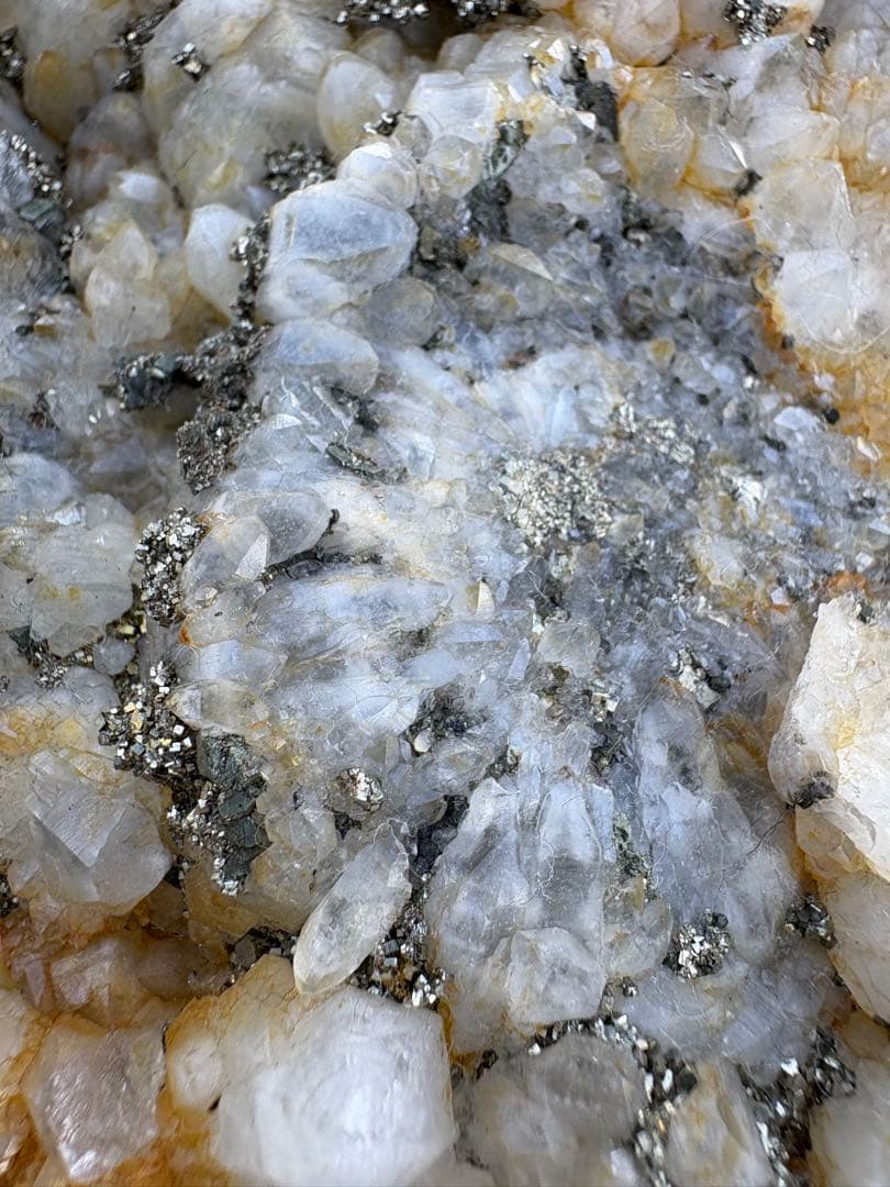 【匿名発送】4.5 kg ！ 国産水晶、パイライト共生クラスター