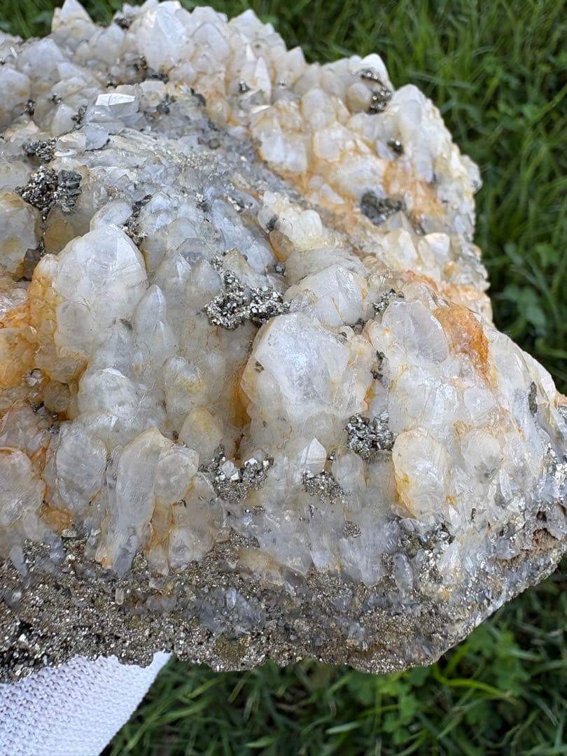 【匿名発送】4.5 kg ！ 国産水晶、パイライト共生クラスター