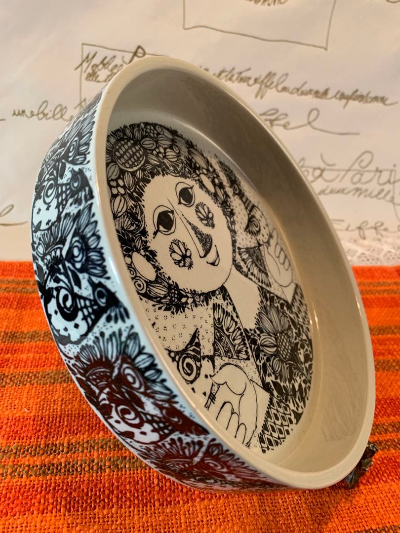 ビヨンヴィンブラッド　ビンテージの鳥を持つ少女の絵柄の深皿です！22㎝のサイズ！