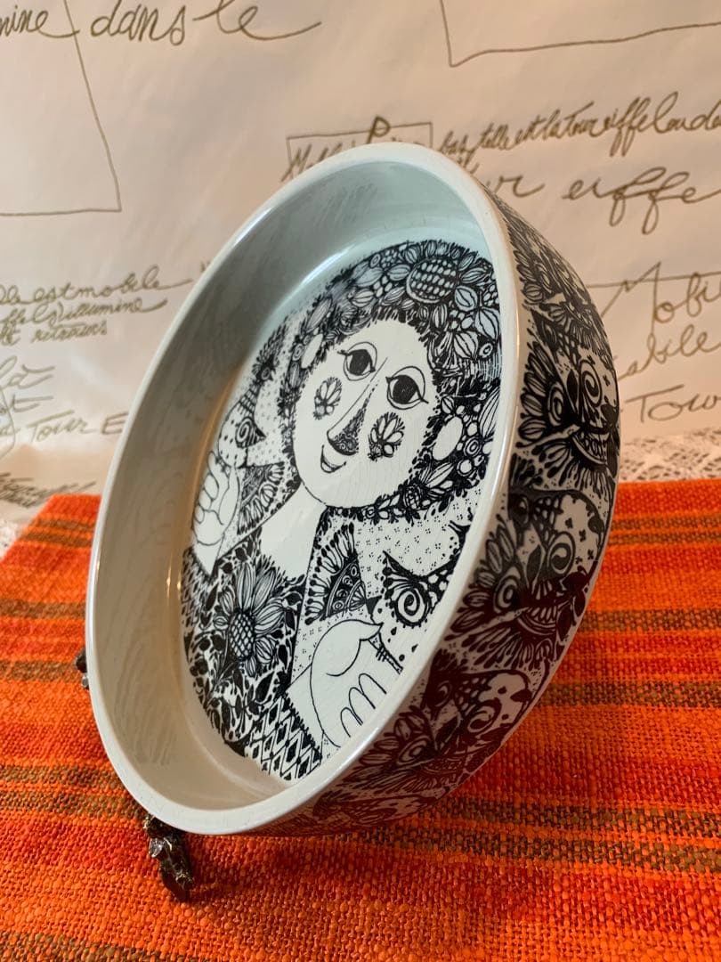 ビヨンヴィンブラッド　ビンテージの鳥を持つ少女の絵柄の深皿です！22㎝のサイズ！