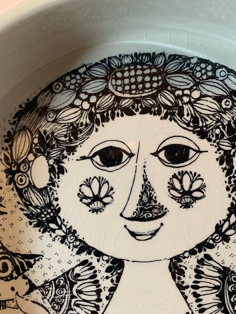 ビヨンヴィンブラッド　ビンテージの鳥を持つ少女の絵柄の深皿です！22㎝のサイズ！