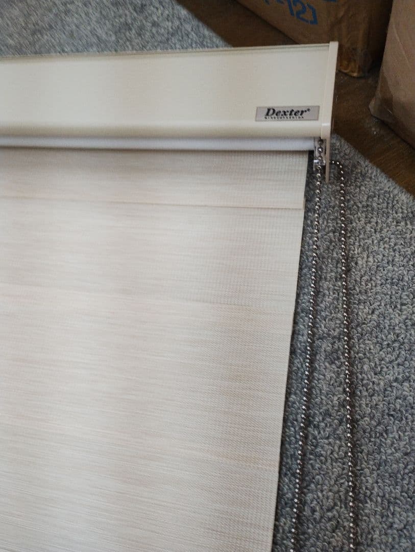 サイズの大きい調光ロールスクリーン 239cm×147cm